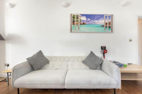 Luxurious & Spacious 2 bed in Zone 2 Clapham South 2 minutes from tube station with free parking